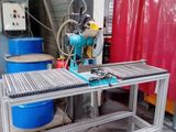 une photo d'une table sur laquelle se trouve une machine, dans un entrepôt