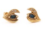 une photo d'une paire de boucles d'oreilles en or ornées de pierres bleues