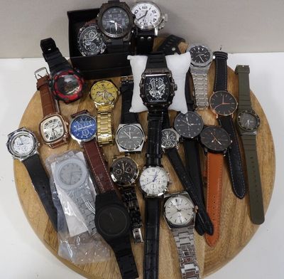de nombreuses montres posées sur un plateau en bois