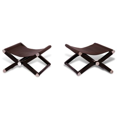une paire de tabourets en cuir marron avec des pieds en bois, sur fond blanc
