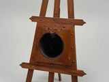 un vieux chevalet en bois avec un trou au milieu