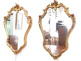 deux miroirs accrochés au mur l'un à côté de l'autre