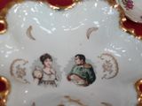 une assiette avec l'image d'une femme et d'un enfant