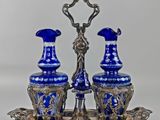 deux vases bleus posés sur un plateau en argent muni d'une poignée en argent