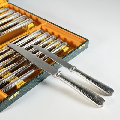 des couverts dans un étui vert, comprenant un couteau et une fourchette