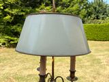 une lampe posée sur une table dans le jardin