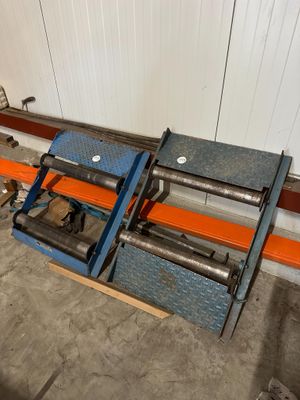 a picture of a machine that is sitting in a garage