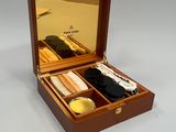 une boîte en bois contenant une paire de chaussures