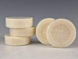 quatre pains de savon empilés les uns sur les autres sur une table