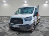 un camion blanc garé dans une pièce