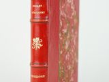 un livre rouge posé sur une table blanche