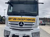 une photo d'un semi-remorque Mercedes garé sur un parking