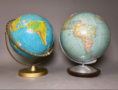 Réunion de deux globes terrestre, l'un en léger relief et reposant sur - Photo 1