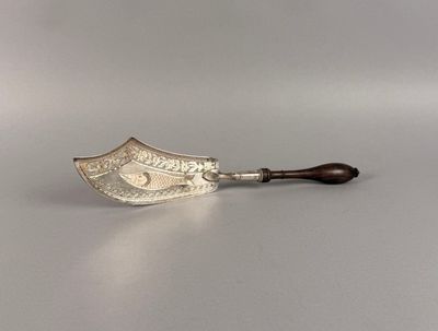 une cuillère en argent avec un manche en bois posée sur une table