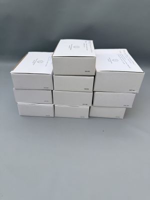 six boîtes blanches empilées les unes sur les autres sur une table