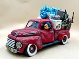 un camion miniature avec tout un tas d'objets à l'arrière