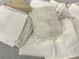 une pile de linge plié sur une table