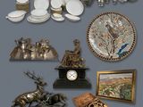 un grand nombre d'objets différents posés sur une table