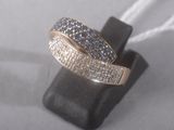 une photo d'une bague sertie de diamants bleus et blancs