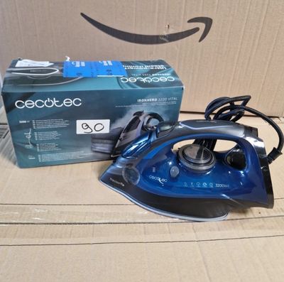 une photo d'un fer à repasser à vapeur bleu et noir posé sur une boîte en carton