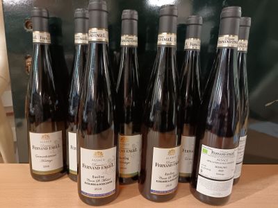 six bouteilles de vin sont alignées sur une table en bois