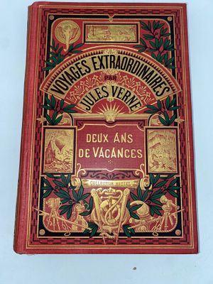 la couverture d'un livre rouge et or sur laquelle figure l'image d'un homme à cheval