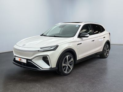 un SUV blanc garé dans une pièce au sol noir