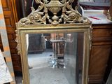 un miroir posé sur le sol devant une commode