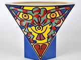 un vase coloré orné d'un motif
