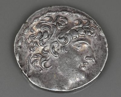 Gros plan sur une pièce d'argent portant une tête de femme