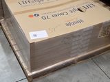 de nombreux cartons qui traînent par terre dans le magasin