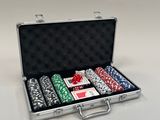 une photo d'un jeu de jetons de poker dans un étui