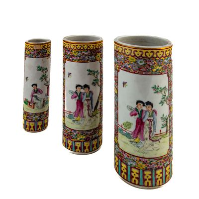 trois vases décorés de caractères asiatiques