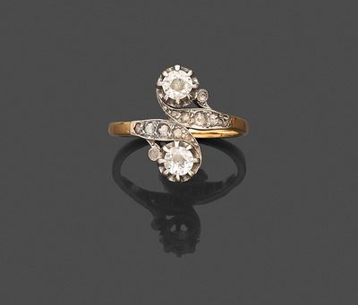 une vieille bague sertie d'un diamant taillé