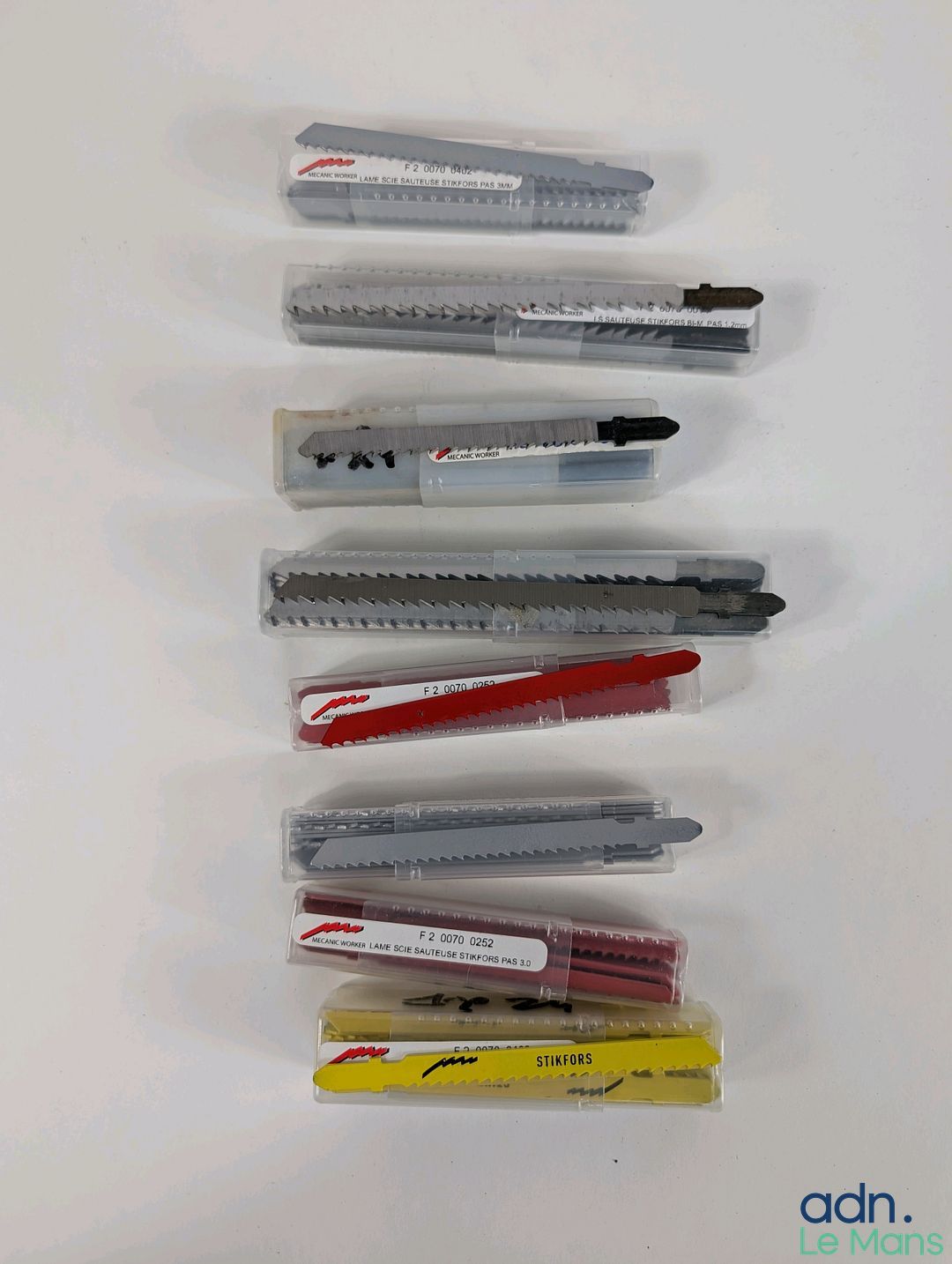 Lot de 100 lames de scie sauteuse.