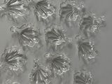 toutes ces fleurs en verre qui sont posées sur la table