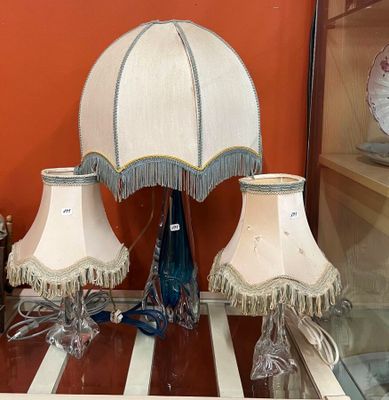trois lampes posées sur une table dans une pièce