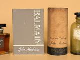 deux flacons de parfum posés l'un à côté de l'autre sur une table