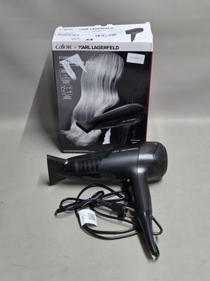 une photo d'un sèche-cheveux noir posé sur une table