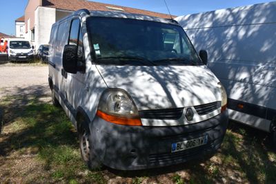 une camionnette blanche garée à côté d'une camionnette blanche