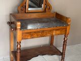 une petite table en bois sur laquelle se trouve un miroir