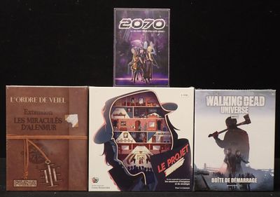 trois livres sont posés sur une table à fond noir