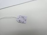une étiquette à laquelle est attachée une étiquette de prix, posée sur une surface blanche