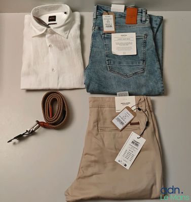 un pantalon, une chemise, une ceinture et une paire de ciseaux posés sur une table