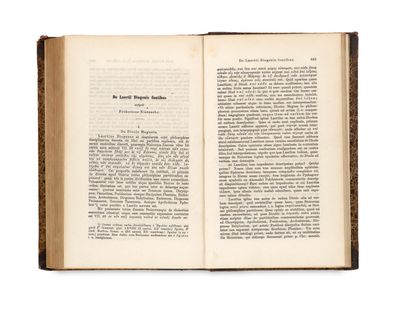 un livre ouvert sur lequel figure le visage d'un homme en noir et blanc