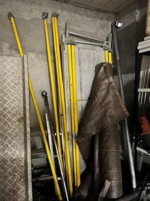 tout un tas d'outils qui traînent dans une pièce