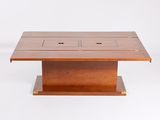 une image représentant une table carrée en bois avec quatre trous carrés au centre