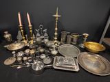 une table recouverte d'argenterie et de bougies, posée sur une table noire