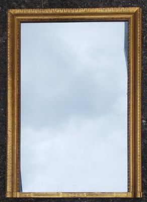 un miroir posé sur une table