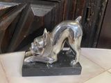 une statue représentant un chat allongé sur une table
